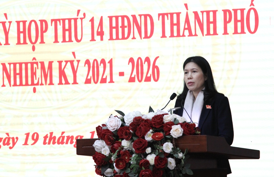 Đại biểu Trần Thị Phương Hoa &ndash; B&iacute; thư Quận uỷ Cầu Giấy ph&aacute;t biểu tại cuộc tiếp x&uacute;c cử tri.