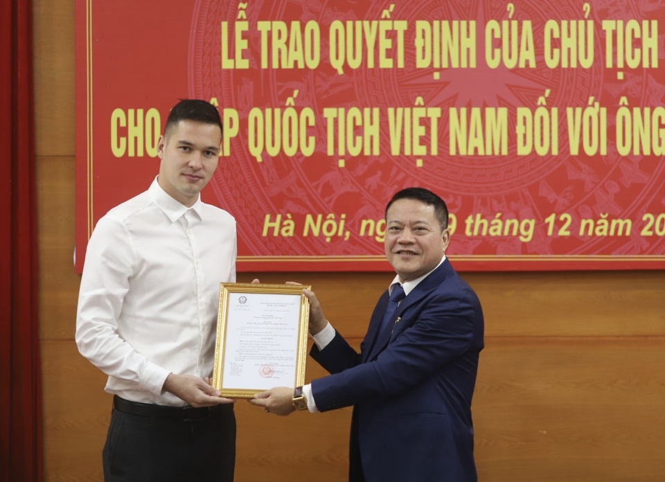 Ph&oacute; Gi&aacute;m đốc Sở Tư ph&aacute;p H&agrave; Nội Phạm Thanh Cao trao Quyết định v&agrave; gửi lời ch&uacute;c mừng &ocirc;ng Nguyễn Filip đ&atilde; được Chủ tịch nước cho nhập quốc tịch Việt Nam