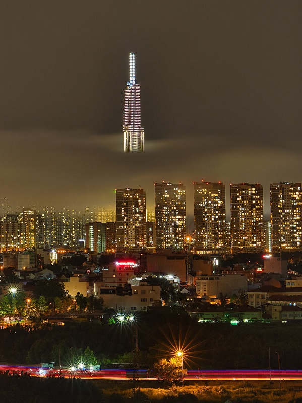 T&aacute;c phẩm "Skycraper&nbsp;shrouded in clouds" của t&aacute;c giả Catalin Chitu (Romania).