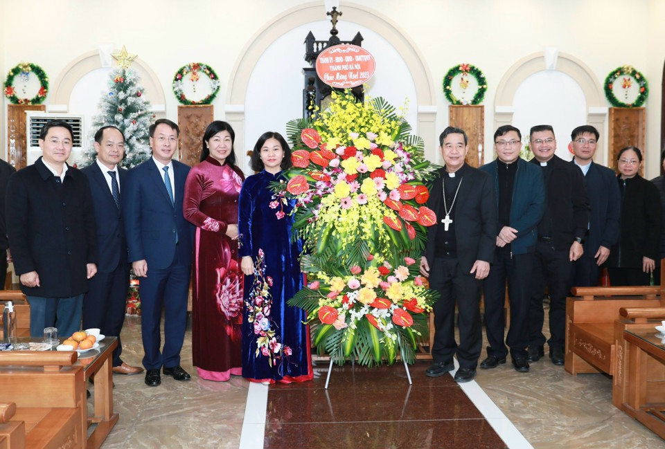 Phó Bí thư Thường trực Thành ủy Nguyễn Thị Tuyến tặng hoa chúc mừng Giáo phận Hưng Hóa nhân dịp lễ Giáng sinh 2023.