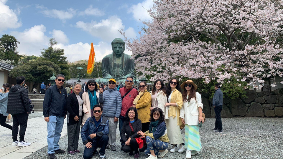 Đo&agrave;n kh&aacute;ch BestPrice Travel trải nghiệm tour Nhật Bản ngắm hoa anh đ&agrave;o (Ảnh: BestPrice Travel)