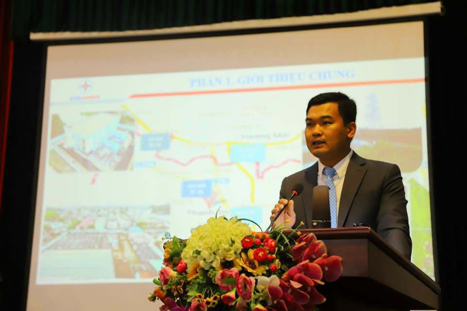 Gi&aacute;m đốc C&ocirc;ng ty Điện lực Thanh Tr&igrave; Nguyễn Văn Khanh ph&aacute;t biểu tại hội nghị.