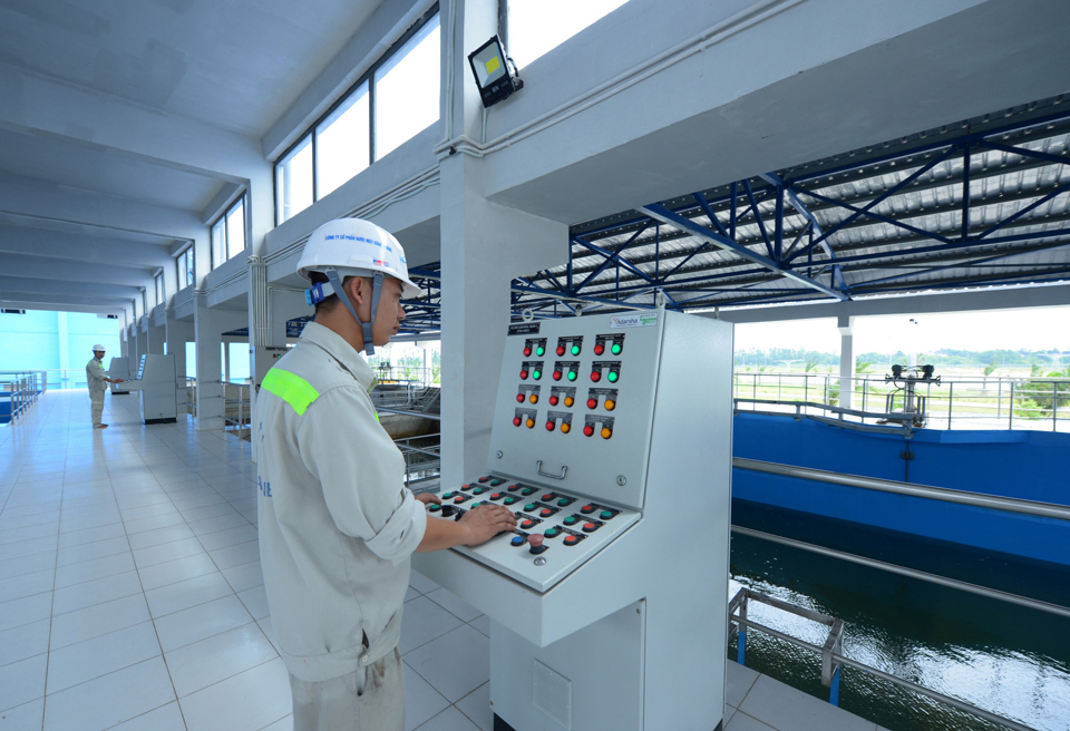 Công nhân vận hành hệ thống sản xuất nước sạch tại Nhà máy Nước mặt sông Đuống. Ảnh: Thanh Hải