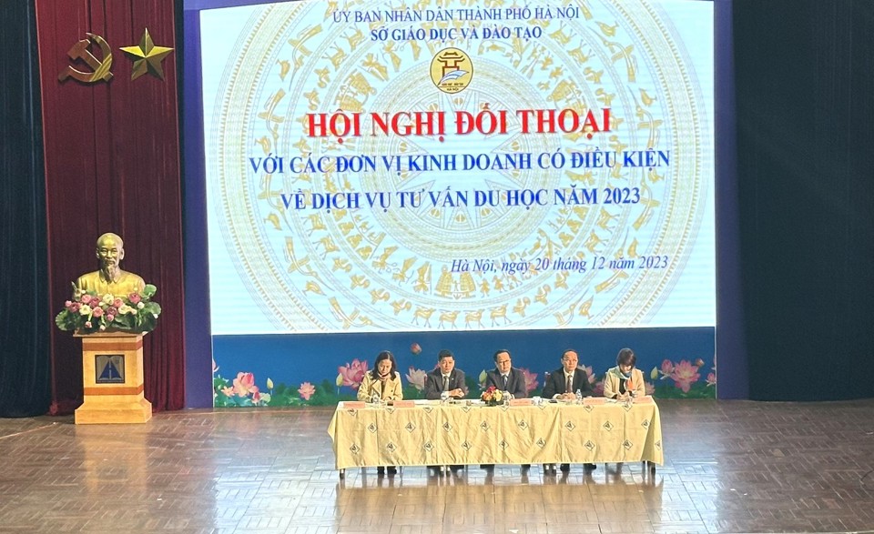 Lãnh đạo Sở GD&ĐT Hà Nội tại hội nghị đối thoại