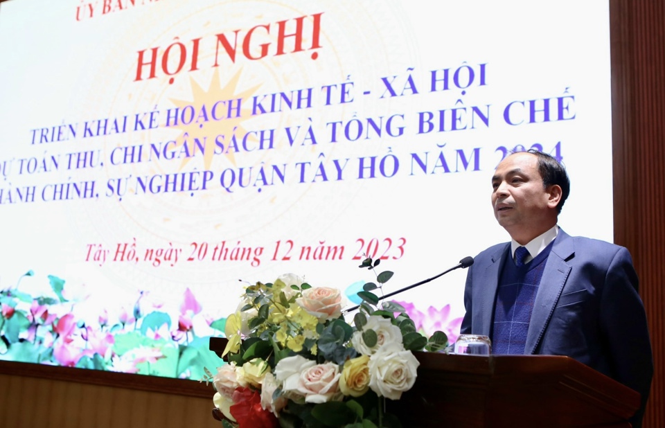 Chủ tịch UBND quận T&acirc;y Hồ Nguyễn Đ&igrave;nh Khuyến ph&aacute;t biểu tại hội nghị.