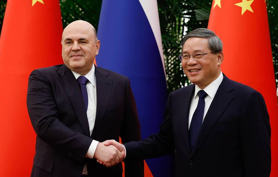Thủ tướng Nga Mikhail Mishustin&nbsp; v&agrave; Thủ tướng Trung Quốc L&yacute; Cường&nbsp; hội đ&agrave;m tại Bắc Kinh h&ocirc;m 19/12. Ảnh: Tass