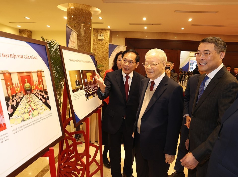 Tổng Bí thư Nguyễn Phú Trọng và các đại biểu tham quan trưng bày ảnh về Ngoại giao Việt Nam. Ảnh: Trí Dũng