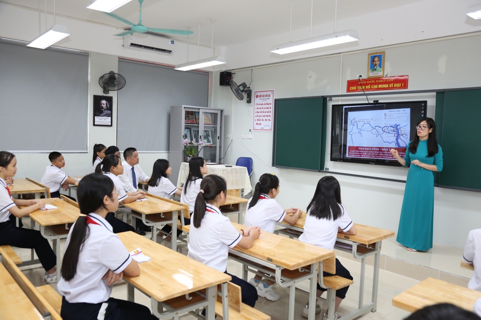 Ứng dụng công nghệ thông tin trong giờ học tại Trường THCS Ngô Quyền, huyện Đông Anh. Ảnh: Thanh Hải