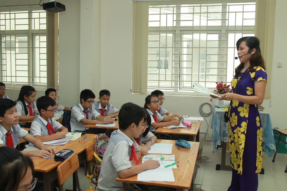 Cô giáo và học sinh Trường Tiểu học Trưng Trắc, quận Hai Bà Trưng, Hà Nội trong giờ học. Ảnh: Linh Chi