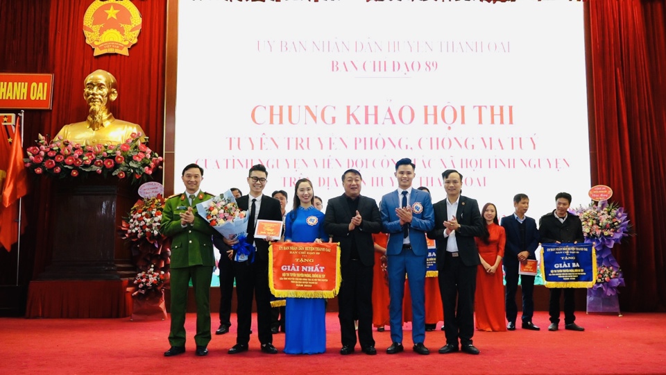Ban tổ chức hội thi trao Giải Nhất cho x&atilde; Tam Hưng.
