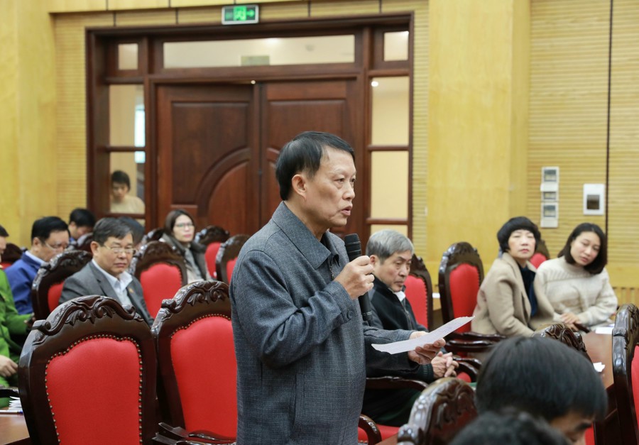 Cử tri quận Ba Đình phát biểu tại hội nghị tiếp xúc cử tri của đại biểu HĐNDTP Hà Nội. Ảnh: Thủy Tiên