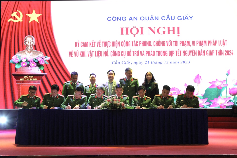 L&atilde;nh đạo c&ocirc;ng an 8 phường quận Cầu Giấy k&yacute; cam kết tăng cường tuy&ecirc;n truyền ph&ograve;ng chống vũ kh&iacute;, vật liệu nổ.