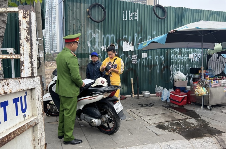 Lực lượng chức năng quận Cầu Giấy kiểm tra hành chính người vi phạm trật tự đô thị. Ảnh: Công Trình