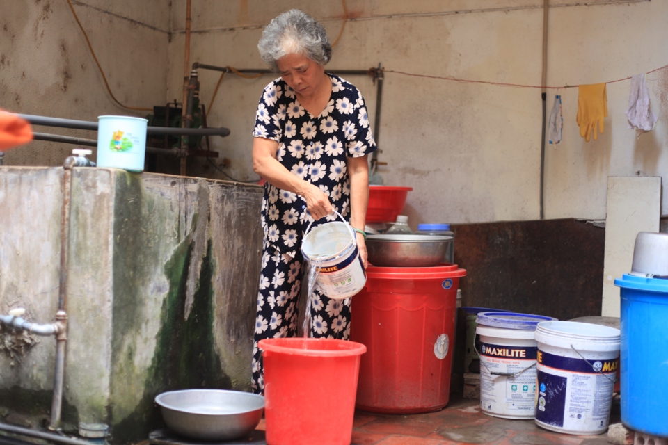 Người dân sống trong ngõ 18 phố Quán Thánh (quận Ba Đình) sử dụng nước sạch tại bể chứa. Ảnh: Công Hùng