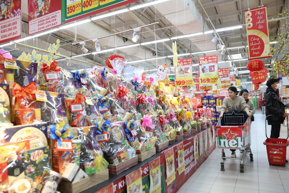 Người tiêu dùng lựa chọn mua hàng tại AEON Long Biên. Ảnh: Thanh Hải
