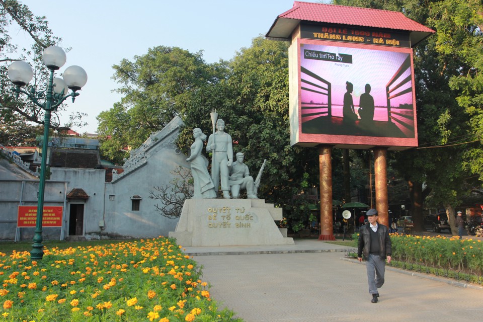 Tượng đài Cảm tử cạnh đền Bà Kiệu, quận Hoàn Kiếm. Ảnh: Phạm Hùng