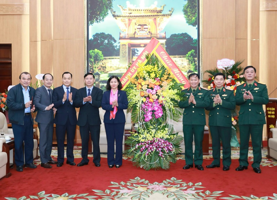 Ph&oacute; B&iacute; thư Thường trực Th&agrave;nh ủy Nguyễn Thị Tuyến tặng lẵng hoa ch&uacute;c mừng Bộ Tư lệnh Thủ đ&ocirc;.