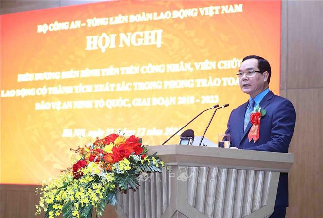 Chủ tịch Tổng LĐLĐ Việt Nam Nguyễn Đ&igrave;nh Khang ph&aacute;t biểu tại hội nghị (Ảnh: TTXVN)