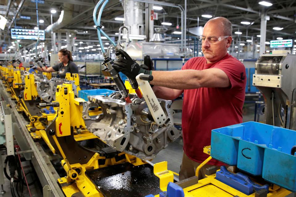 C&ocirc;ng nh&acirc;n l&agrave;m việc tại Nh&agrave; m&aacute;y &ocirc; t&ocirc; General Motors, Bang Michigan, Mỹ. Ảnh: AP