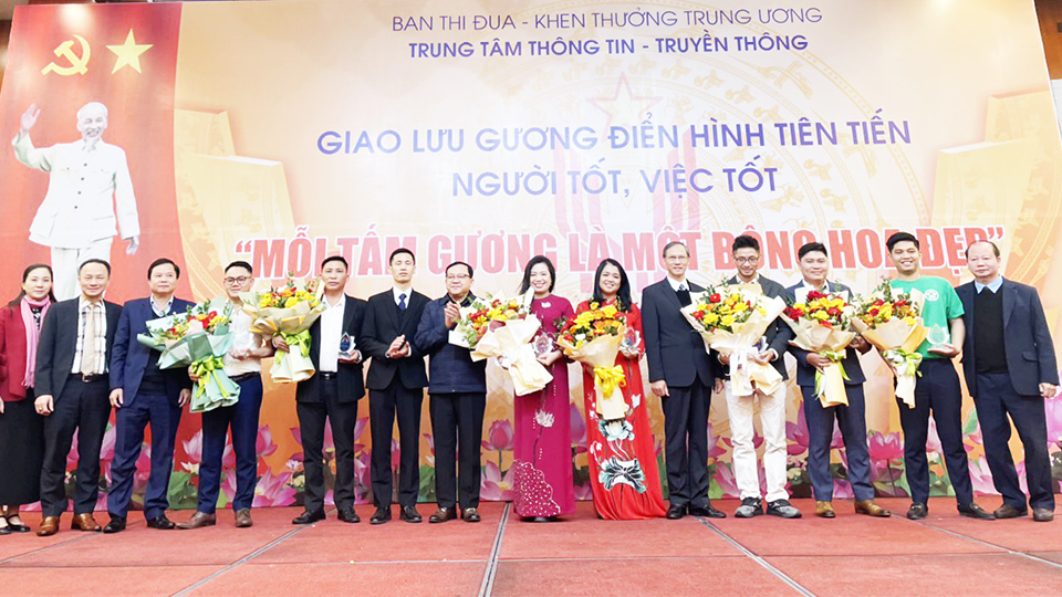 Lãnh đạo Ban Thi đua - Khen thưởng Trung ương trao bi&ecirc;̉u trưng và tặng hoa cho khách mời.