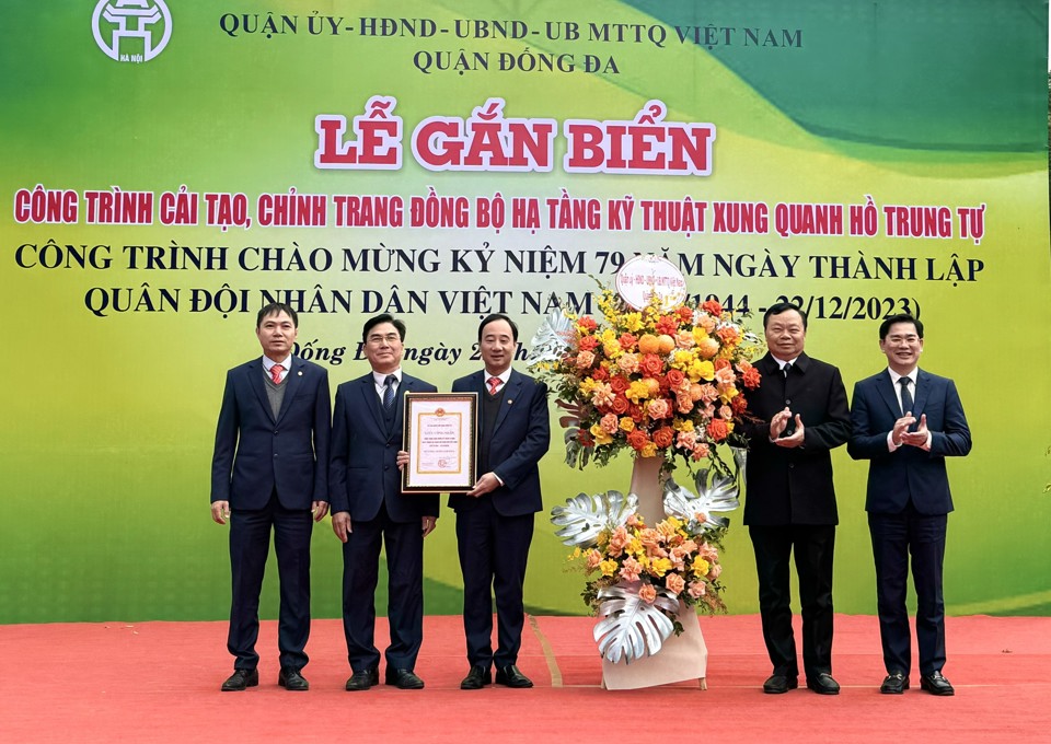 L&atilde;nh đạo Ban Thi đua Khen thưởng TP trao Quyết định&nbsp;gắn biển c&ocirc;ng tr&igrave;nh cải tạo, chỉnh trang đồng bộ hạ tầng kỹ thuật xung quanh hồ Trung Tự l&agrave; c&ocirc;ng tr&igrave;nh ch&agrave;o mừng Kỷ niệm 79 năm Ng&agrave;y th&agrave;nh lập Qu&acirc;n đội Nh&acirc;n d&acirc;n Việt Nam (22/12/1944 &ndash; 22/12/2023).