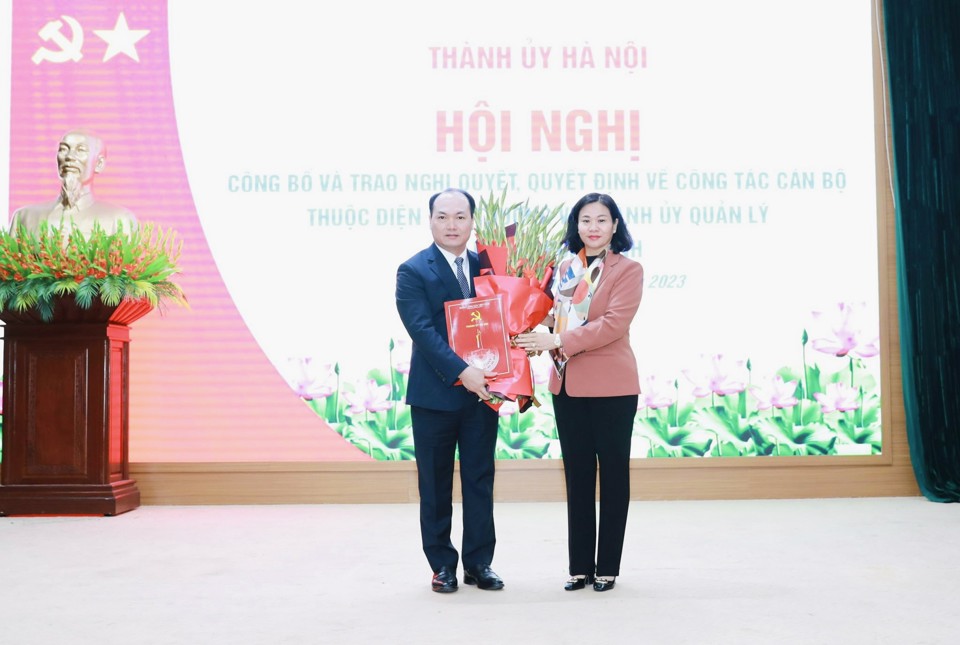 Ph&oacute; B&iacute; thư Thường trực Th&agrave;nh ủy&nbsp; Nguyễn Thị Tuyến trao Quyết định cho &ocirc;ng Nguyễn Anh Dũng.