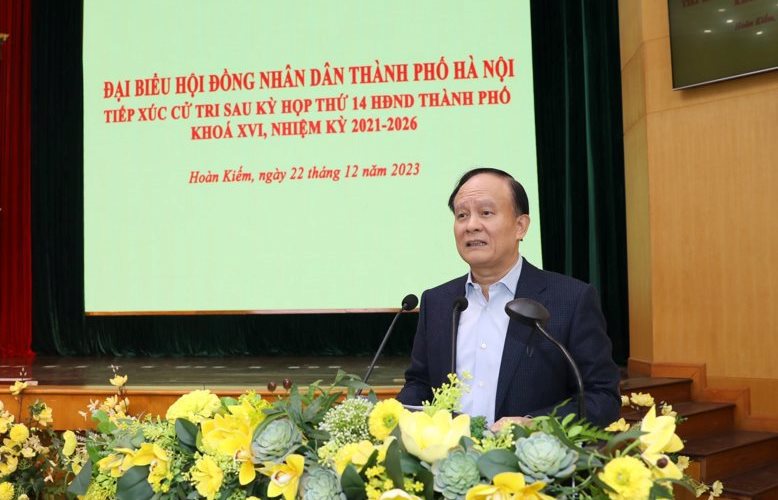 Chủ tịch HĐND TP H&agrave; Nội Nguyễn Ngọc Tuấn ph&aacute;t biểu tại buổi tiếp x&uacute;c cử tri