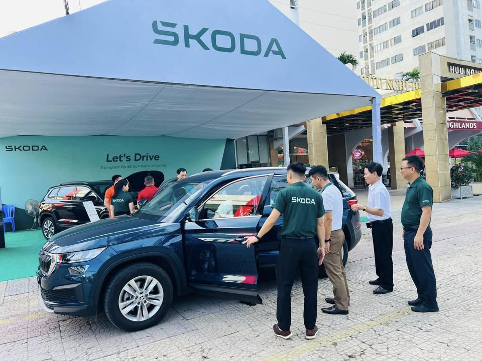 Nhiều kh&aacute;ch h&agrave;ng h&agrave;i l&ograve;ng khi lần đầu l&aacute;i thử Skoda.