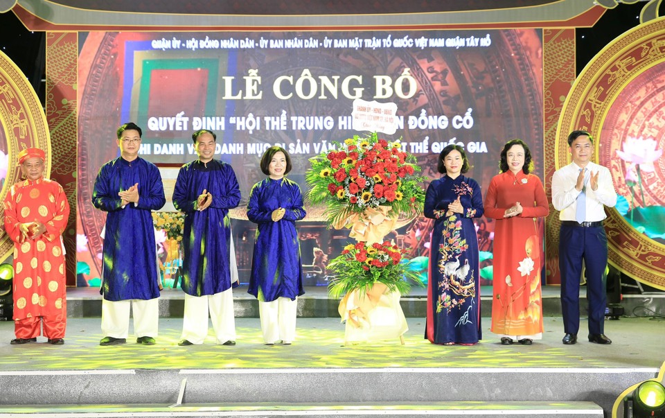 Lãnh đạo Thành phố Hà Nội tặng hoa chúc mừng đại diện Đảng bộ quận Tây Hồ, phường Bưởi.