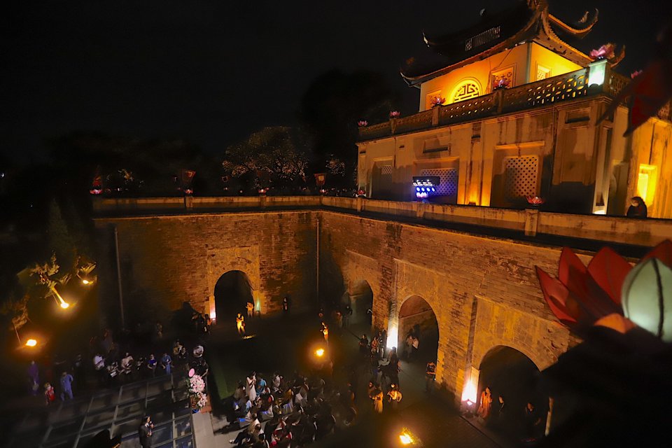 Du khách trải nghiệm tour đêm tại Hoàng thành Thăng Long. Ảnh: Lại Tấn