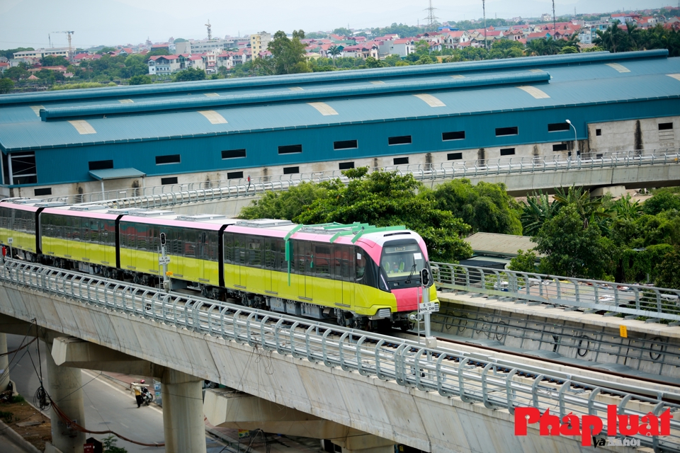 H&igrave;nh ảnh đo&agrave;n t&agrave;u Metro Nhổn - Ga H&agrave; Nội chạy thử nghiệm li&ecirc;n động đoạn tr&ecirc;n cao qua 8 ga ch&iacute;nh sau thời gian lắp r&aacute;p v&agrave; hiệu chỉnh tại Depot (Ảnh: Kh&aacute;nh Huy)