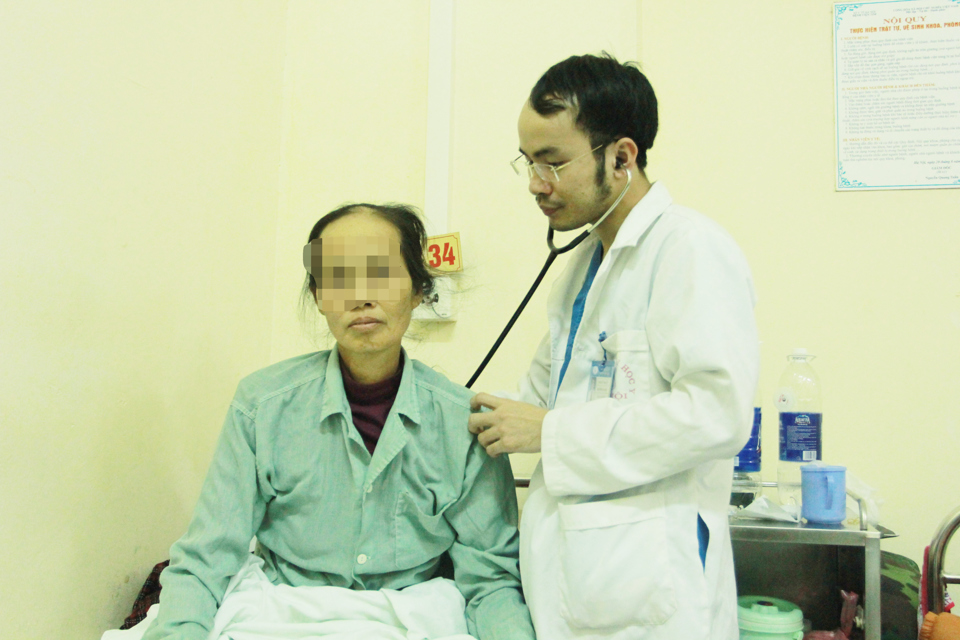 Khám cho người bệnh tại Bệnh viện Tim Hà Nội. Ảnh: Phạm Hùng