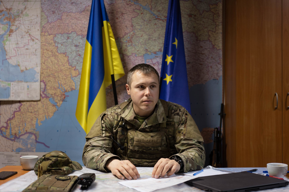 &Ocirc;ng Roman Kostenko, chỉ huy một đơn vị ở mặt trận Kherson v&agrave; cũng l&agrave; một nghị sĩ quốc hội Ukraine. Ảnh: NPR