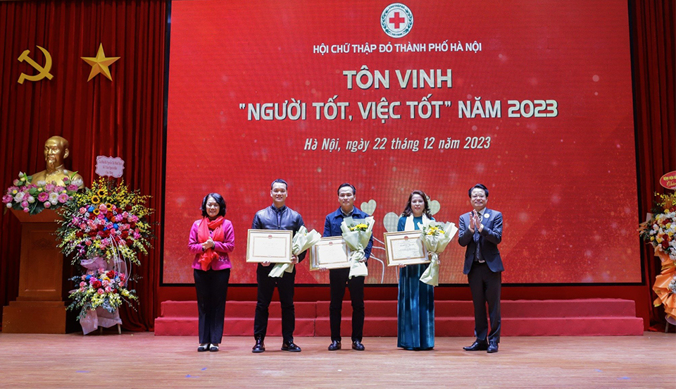 Th&ocirc;ng qua phong tr&agrave;o &ldquo;Người tốt, việc thiện - Chung sức x&acirc;y dựng cộng đồng nh&acirc;n &aacute;i&rdquo;, H&agrave; Nội xuất hiện ng&agrave;y c&agrave;ng nhiều tập thể, c&aacute; nh&acirc;n sẵn s&agrave;ng trao đi y&ecirc;u thương, g&oacute;p phần động vi&ecirc;n, gi&uacute;p đỡ, tiếp th&ecirc;m động lực cho người gặp kh&oacute; vươn l&ecirc;n.