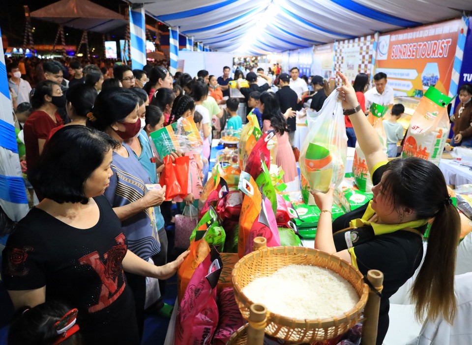 Người d&acirc;n, du kh&aacute;ch tham quan, mua sắm tại c&aacute;c gian h&agrave;ng Ng&agrave;y hội Du lịch tỉnh Vĩnh Long lần III băm 2023. Ảnh MT