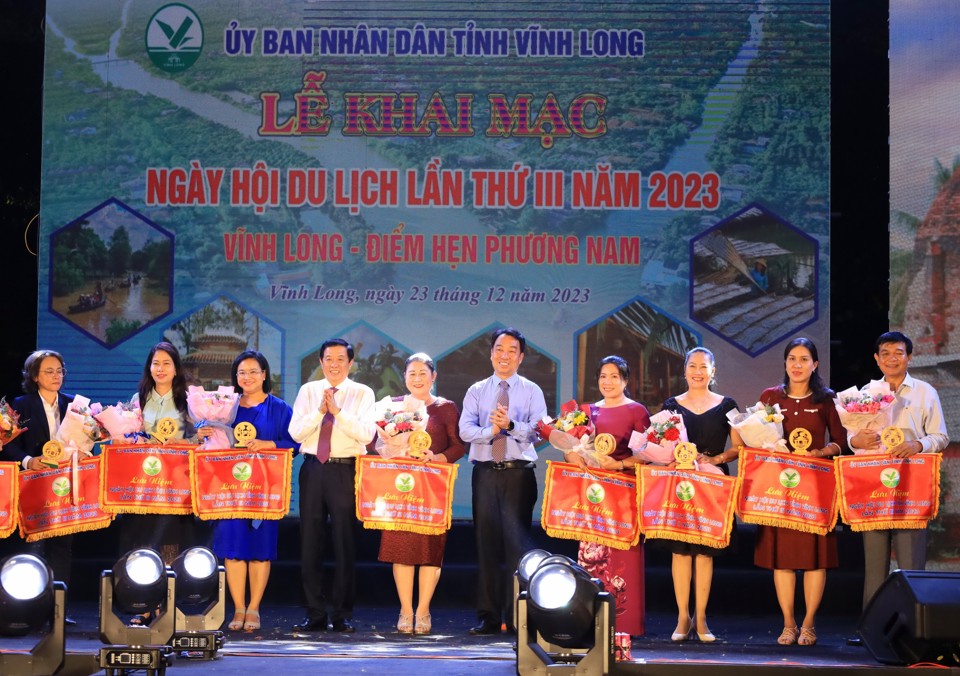 &Ocirc;ng B&ugrave;i Văn Nghi&ecirc;m - Ủy vi&ecirc;n BCH Trung ương Đảng, B&iacute; thư Tỉnh ủy, Chủ tịch HĐND tỉnh Vĩnh Long v&agrave; &ocirc;ng Lữ Quang Ngời - Ph&oacute; B&iacute; thư Tỉnh ủy, Chủ tịch Ủy ban nh&acirc;n d&acirc;n tỉnh Vĩnh Long trao cờ lưu niệm cho c&aacute;c đơn vị, tỉnh th&agrave;nh tham gia ng&agrave;y hội. Ảnh MT