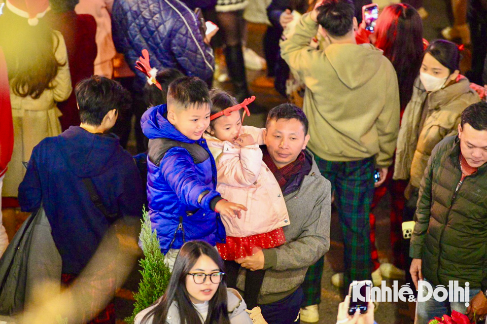 Hà Nội: Người dân thích thú vui chơi đón Giáng sinh - Ảnh 1