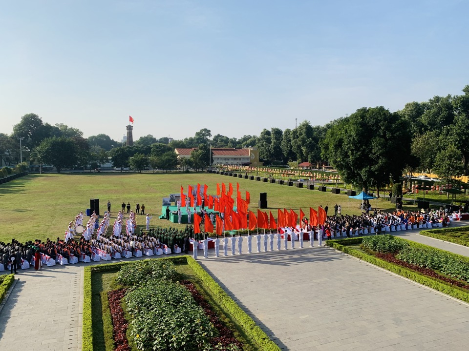 C&aacute;c đo&agrave;n thể, học sinh c&ugrave;ng t&aacute;i hiện Lễ ch&agrave;o cờ lịch sử