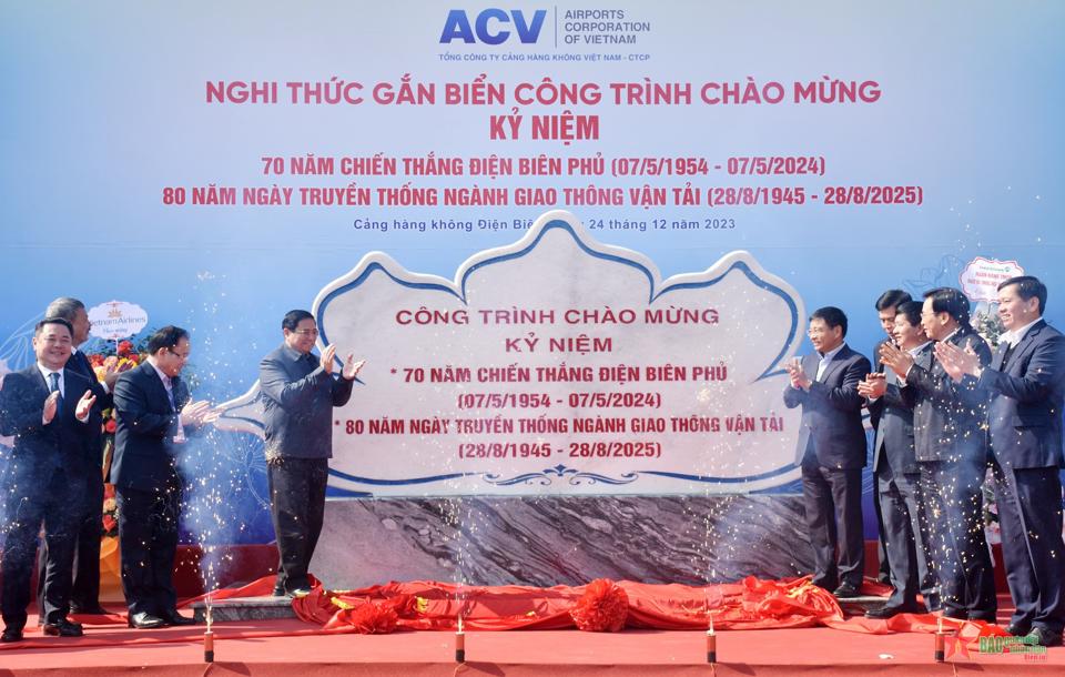 Thủ tướng Phạm Minh Chính và các đại biểu thực hiện nghi thức gắn biển công trình. Ảnh: Hoàng Trường