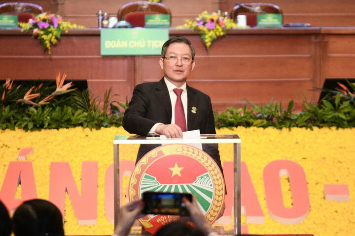 Chủ tịch Hội N&ocirc;ng d&acirc;n Việt Nam Lương Quốc Đo&agrave;n bỏ phiếu tại Đại hội.