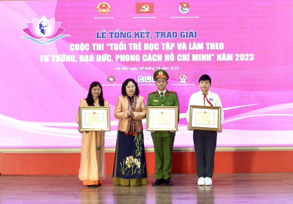 Thứ trưởng Bộ GD&amp;ĐT Ng&ocirc; Thị Minh trao giải Nhất (Bảng A) cho em Nguyễn Xu&acirc;n Đạt, Trường THCS Chu Văn An, quận T&acirc;y Hồ (ngo&agrave;i c&ugrave;ng b&ecirc;n phải)&nbsp;