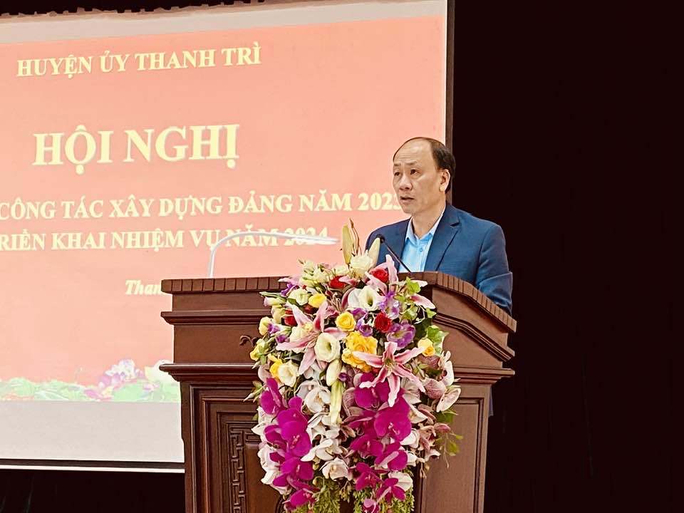 Trưởng ban Tổ chức Huyện ủy Thanh Tr&igrave; Vũ Anh T&uacute; b&aacute;o c&aacute;o kết quả c&ocirc;ng t&aacute;c x&acirc;y dựng Đảng năm 2023, nhiệm vụ trọng t&acirc;m năm 2024.