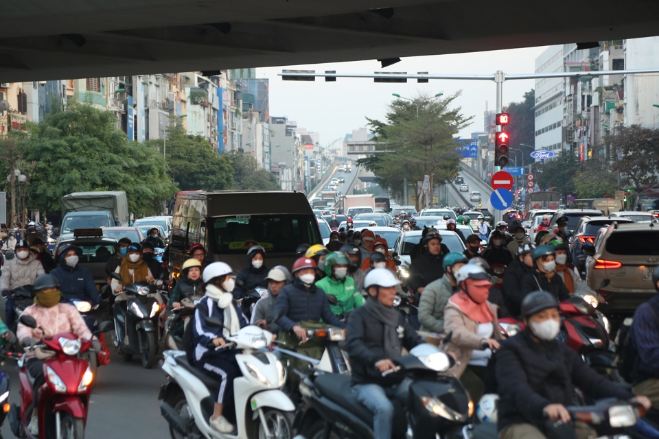 Phương tiện di chuyển dưới gầm cầu vượt để đi từ Trường Chinh sang Nguyễn Tr&atilde;i.