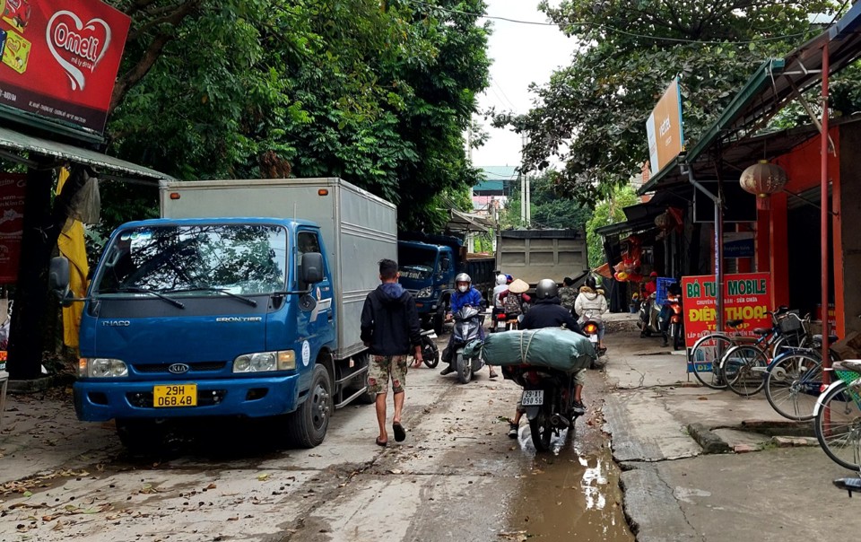 Mặt đ&ecirc; Hữu Đ&aacute;y đ&atilde; xuống cấp, chật chội, dễ xảy ra tai nạn giao th&ocirc;ng