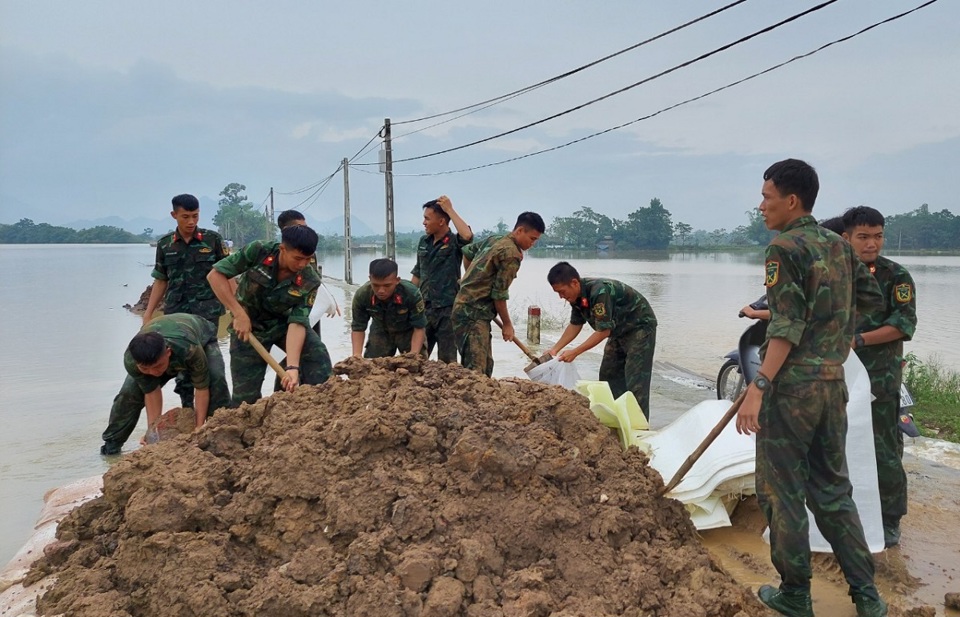 Bộ đội gi&uacute;p d&acirc;n bảo vệ đ&ecirc; v&agrave;o m&ugrave;a lũ s&ocirc;ng B&ugrave;i (ảnh tư liệu)&nbsp;