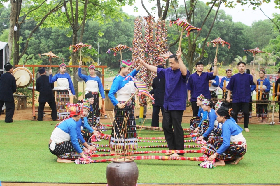 Hoạt động của đồng bào tại Làng Văn hóa - Du lịch các dân tộc Việt Nam. Ảnh: Ban Tổ chức