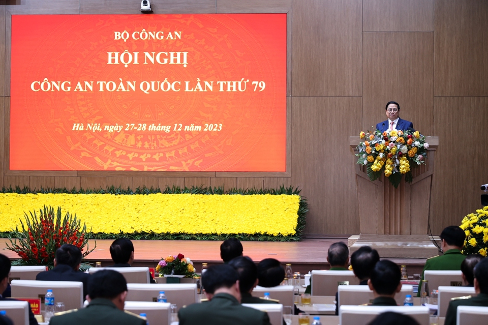 Thủ tướng Phạm Minh Ch&iacute;nh y&ecirc;u cầu, lực lượng C&ocirc;ng an Nh&acirc;n d&acirc;n kh&ocirc;ng để bị động bất ngờ về chiến lược v&agrave; về an ninh, trật tự.