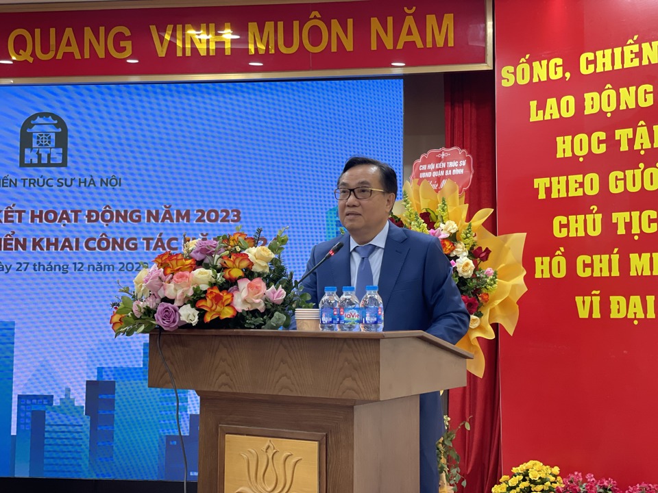 Chủ tịch Hội Kiến tr&uacute;c sư H&agrave; Nội, TS. KTS Nguyễn Văn Hải ph&aacute;t biểu tại hội nghị.