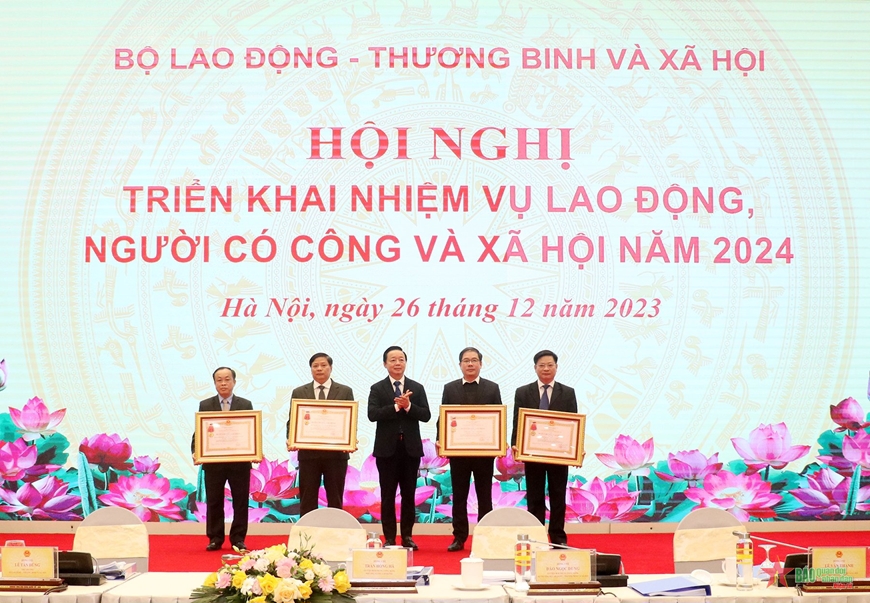 Phó Thủ tướng Trần Hồng Hà trao tặng Huân chương Lao động đối với đại diện các tập thể, cá nhân có thành tích xuất sắc của Bộ LĐTB&XH. Ảnh: Trần Oanh