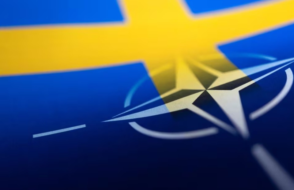 H&igrave;nh minh họa quốc kỳ Thụy Điển v&agrave; NATO được in tr&ecirc;n giấy. Ảnh: Reuters